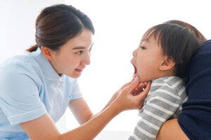 西新宿の新宿フロントタワー歯科では、お子様の定期検診を推奨しています。定期的に口腔内を精査し、予防処置を行うことで、お子様のお口をむし歯からお守りします。